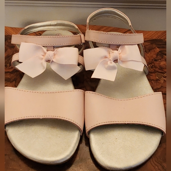 Beautiful soft pink girls sandals size 4Y by L’Amour - Picture 4 of 6